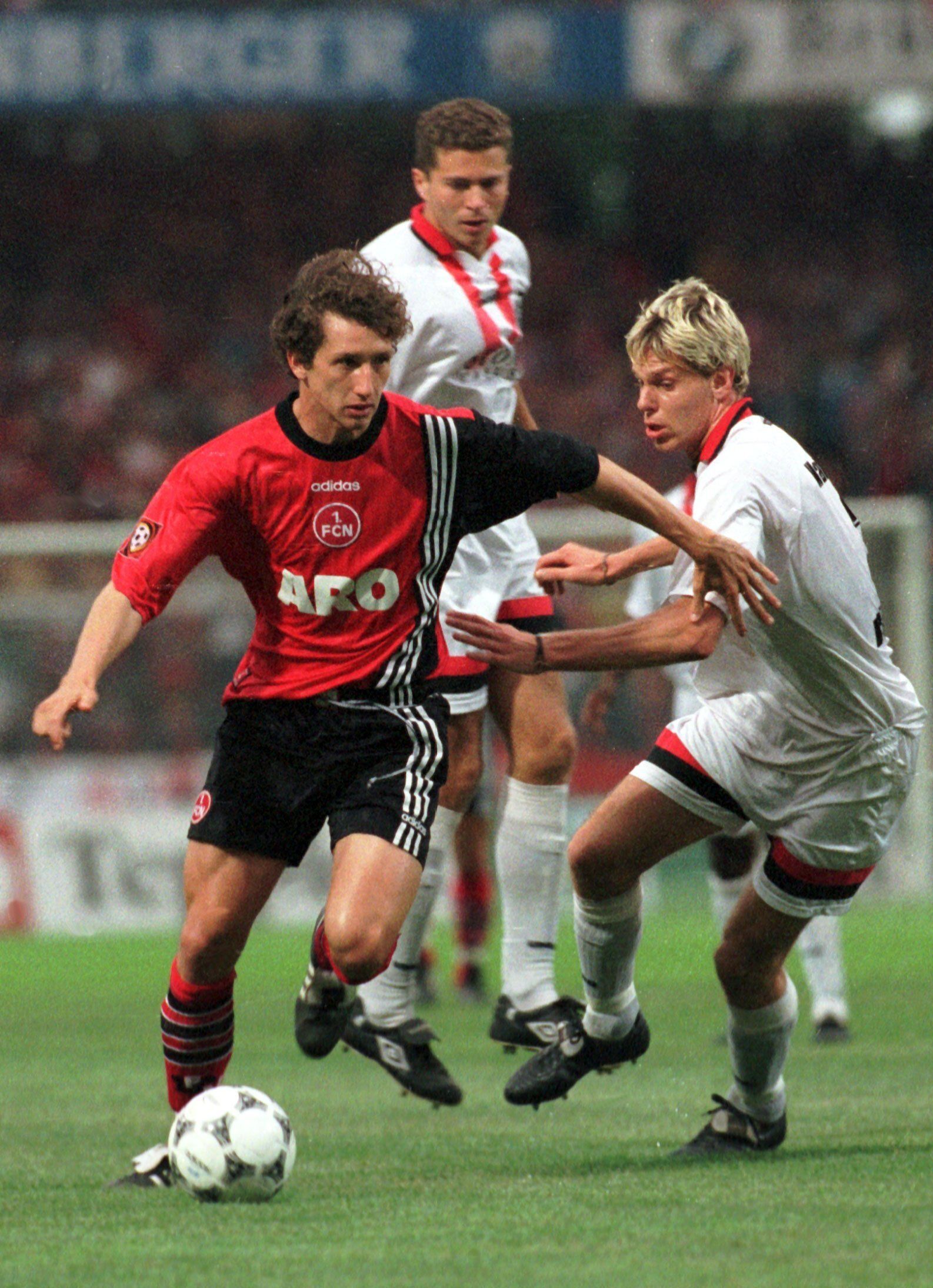 Der Nürnberger Spieler Frank Baumann im Kampf um den Ball mit dem Wattenscheider Spieler Hilko Ristau.