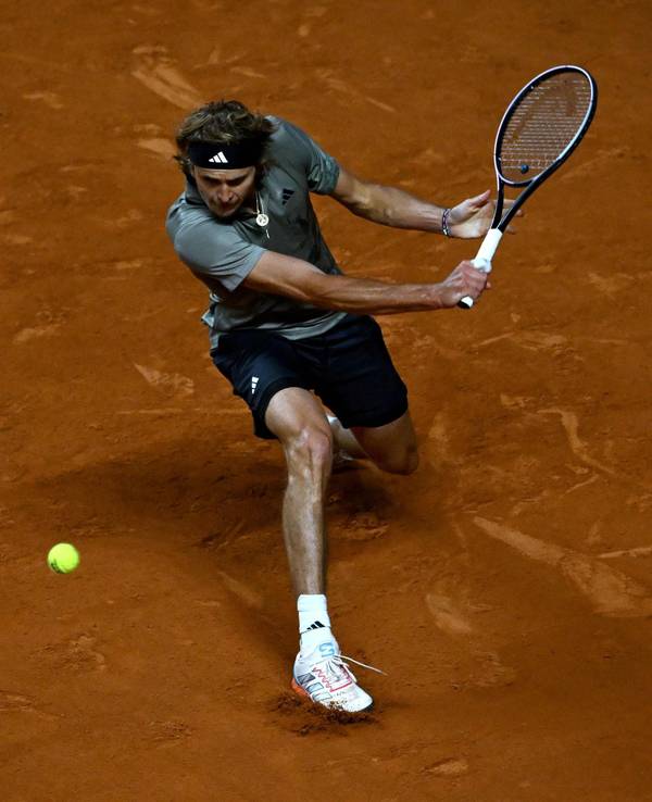 Alexander Zverev spielt in Rom eine Rückhand.