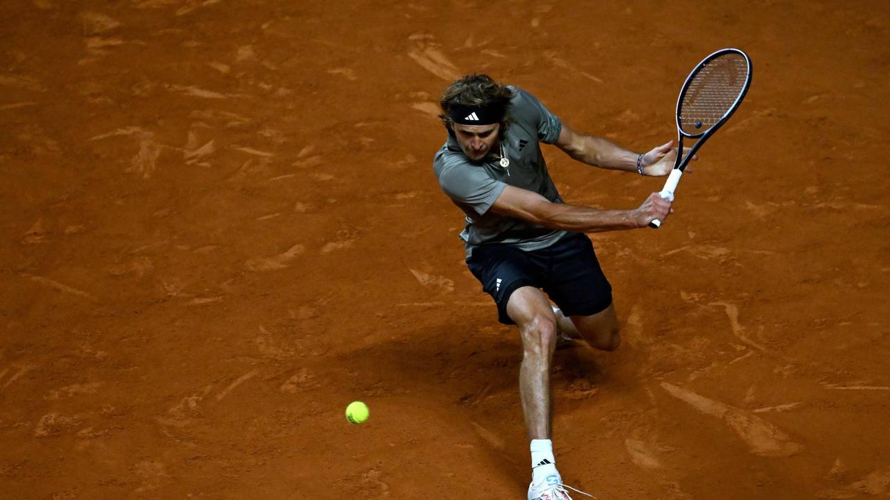 Alexander Zverev spielt in Rom eine Rückhand.