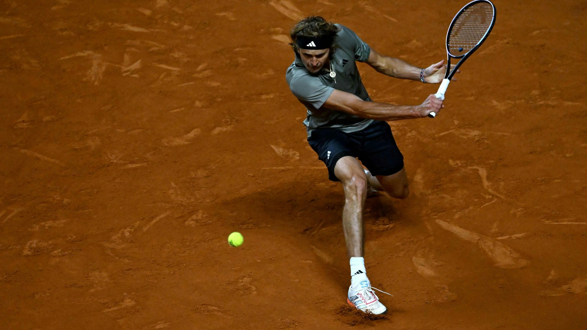 Alexander Zverev spielt in Rom eine Rückhand.