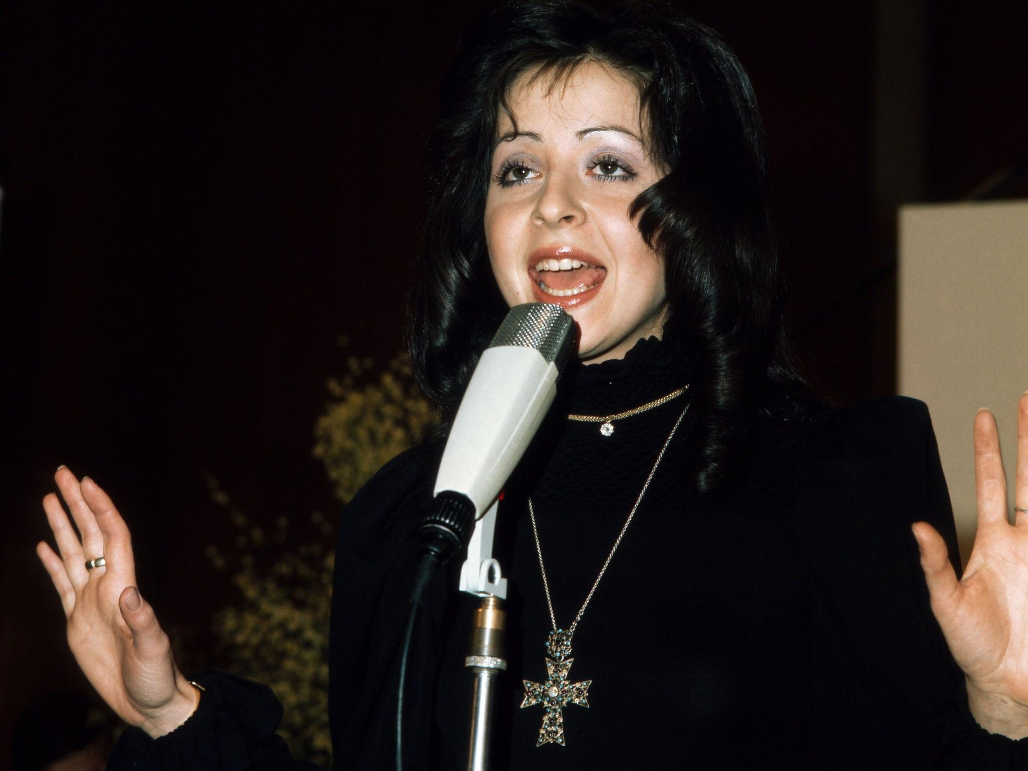 Vicky Leandros singt für Luxemburg beim Grand Prix Eurovision de la Chanson in Edinburgh.