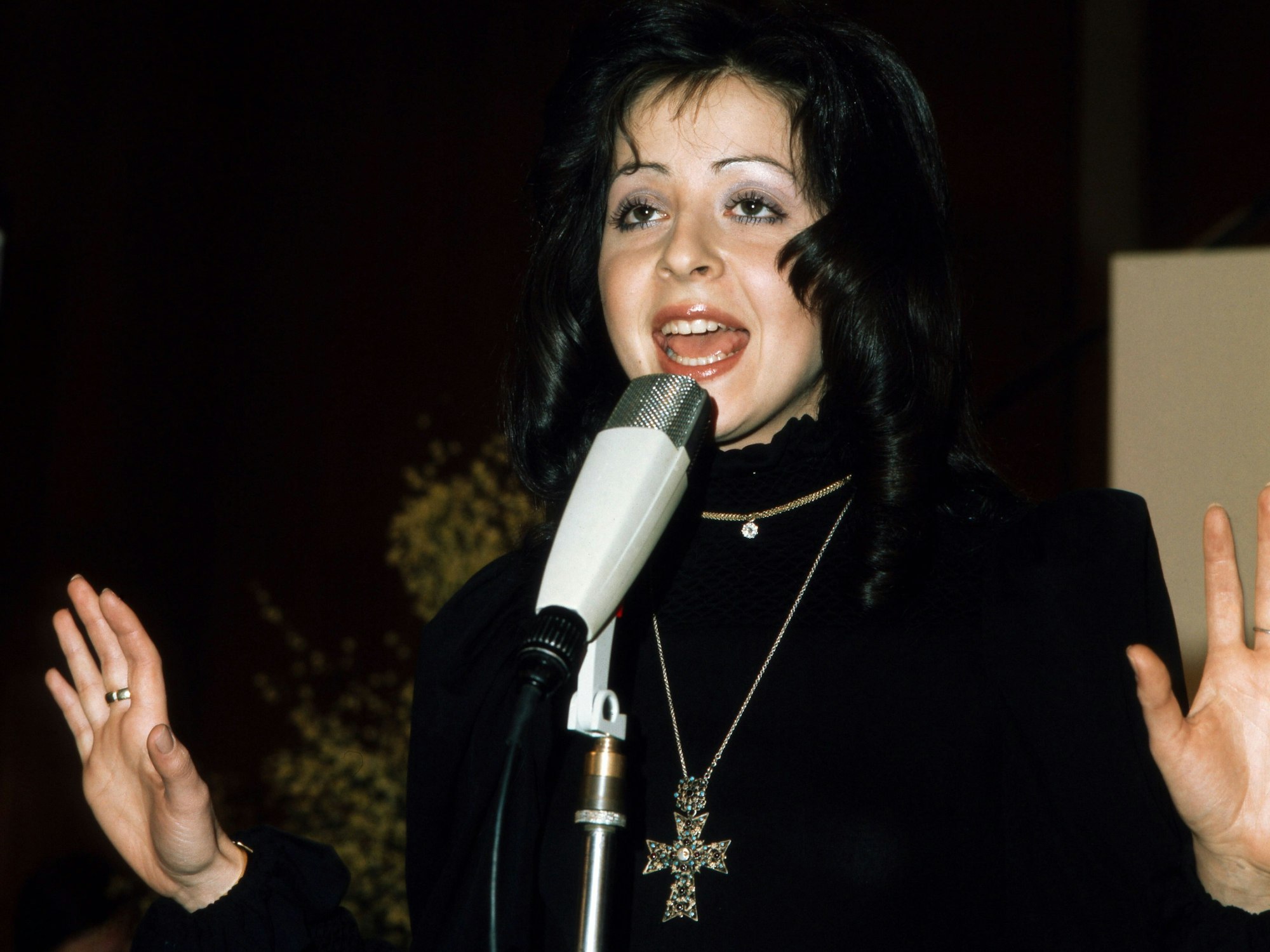 Vicky Leandros singt für Luxemburg beim Grand Prix Eurovision de la Chanson in Edinburgh.