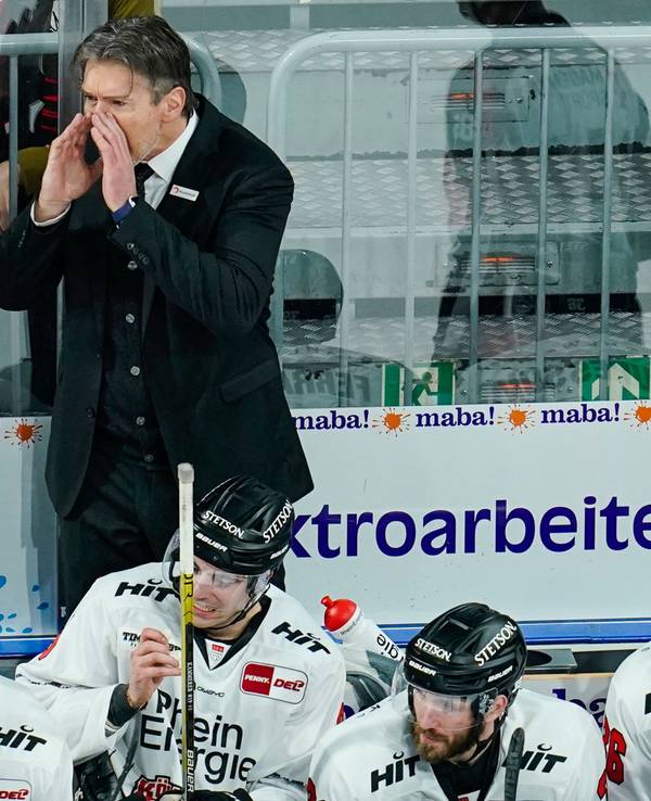 Trainer Uwe Krupp von den Kölner Haien gibt seinen Profis Anweisungen..