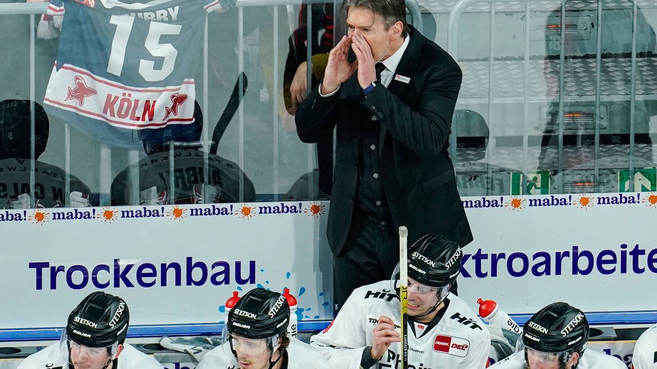 Trainer Uwe Krupp von den Kölner Haien gibt seinen Profis Anweisungen..