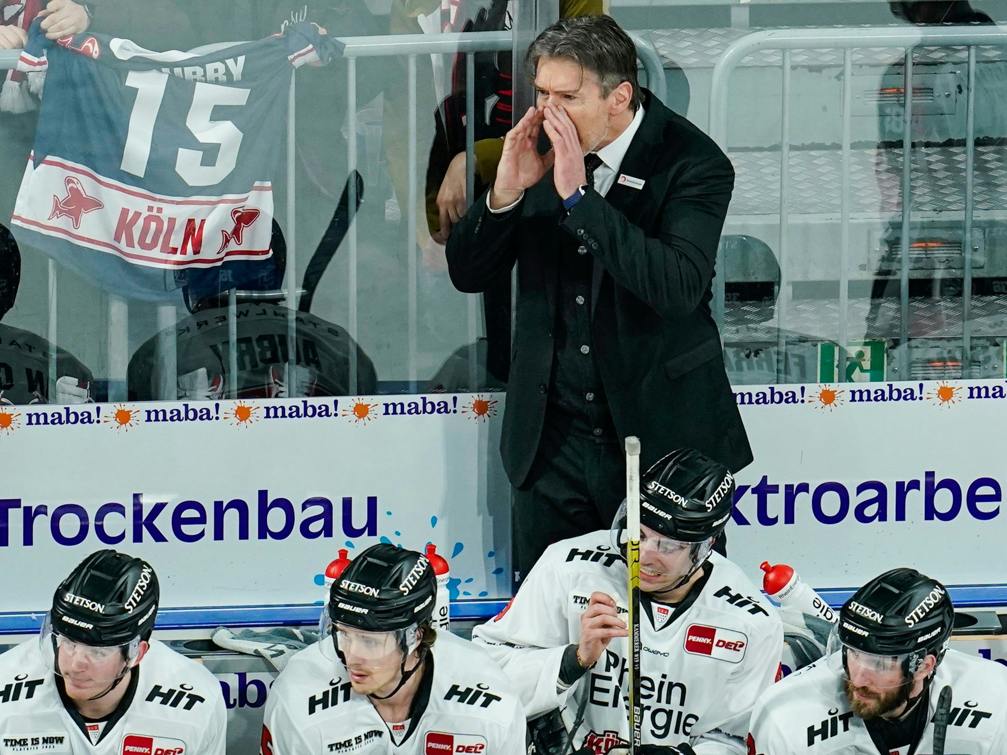 Trainer Uwe Krupp von den Kölner Haien gibt seinen Profis Anweisungen..