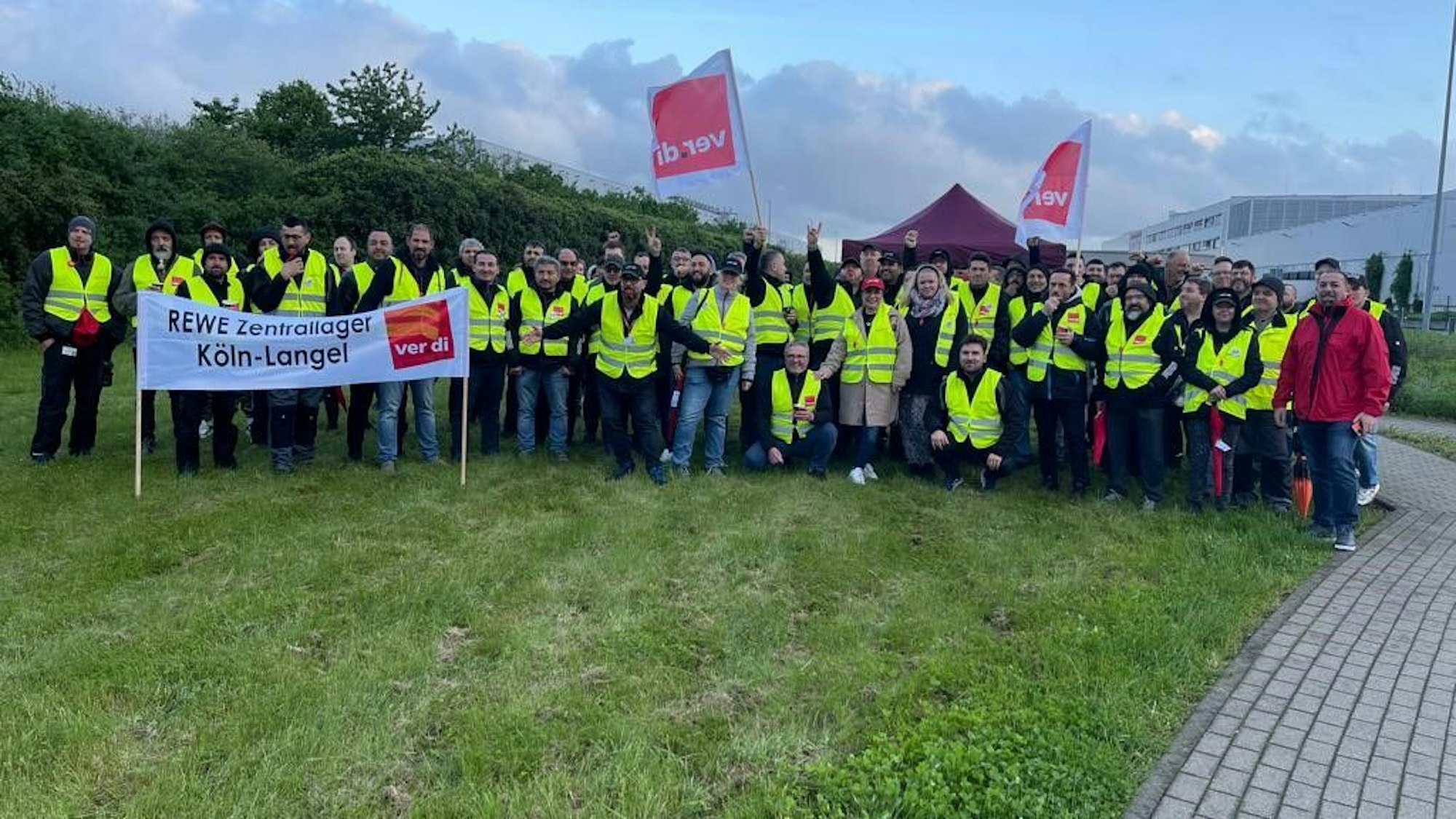 Mitarbeitende des Rewe-Logistikzentrums in Köln beim Warnstreik