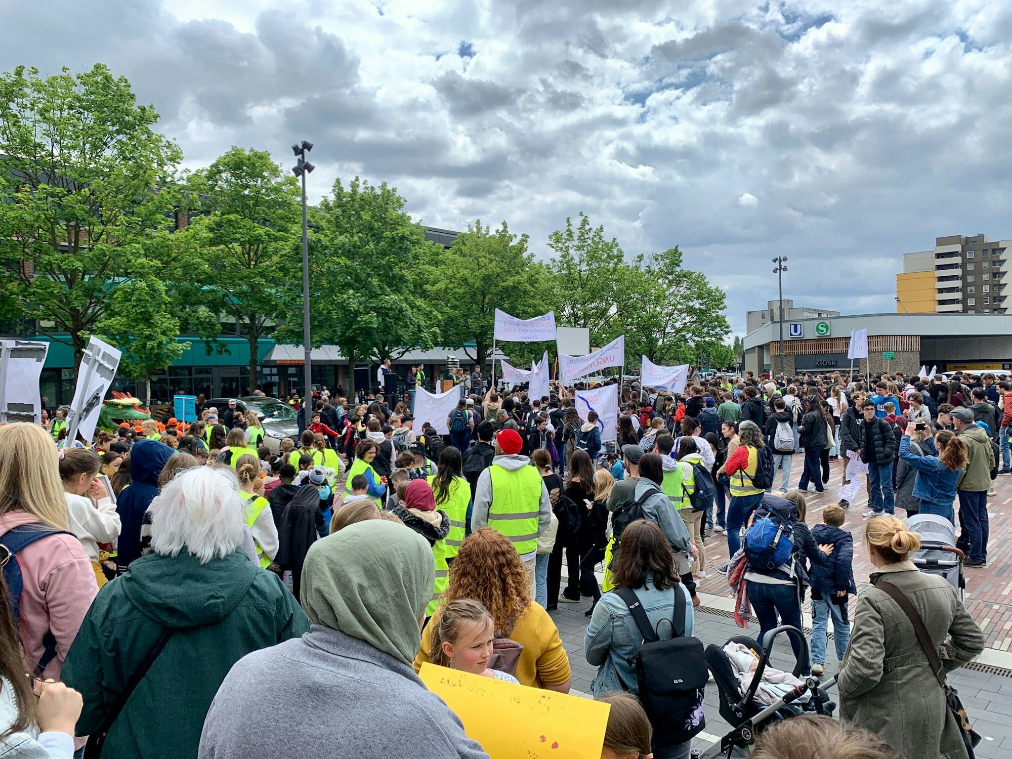 Große Schul-Demo in Köln-Chorweiler wegen schlechten Bedingungen in den Schulen im Kölner Norden.