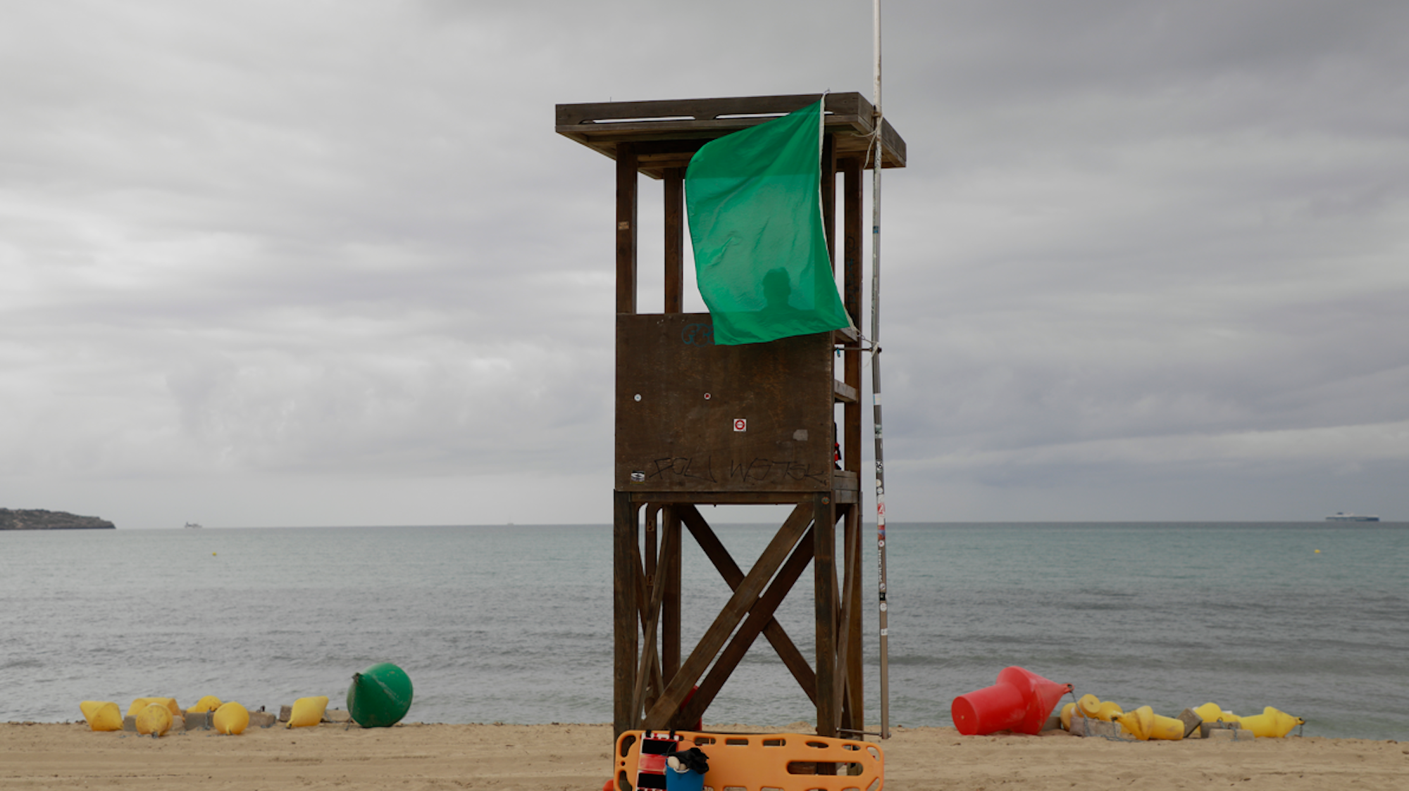 Ein Rettungsschwimmer sitzt auf dem Wachturm am Strand von Palma de Mallorca.
