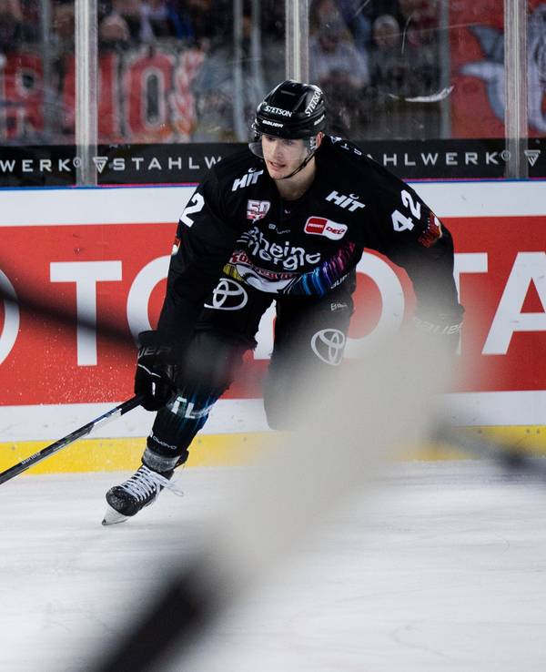 Kölns Luis Üffing (r) und Augsburgs Henry Haase versuchen, an den Puck zu kommen.
