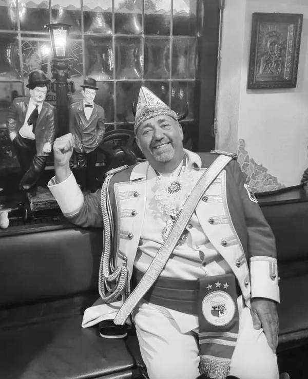 Karnevalist Heinz-Gert Sester „Bärchen“ lächelt in die Kamera.