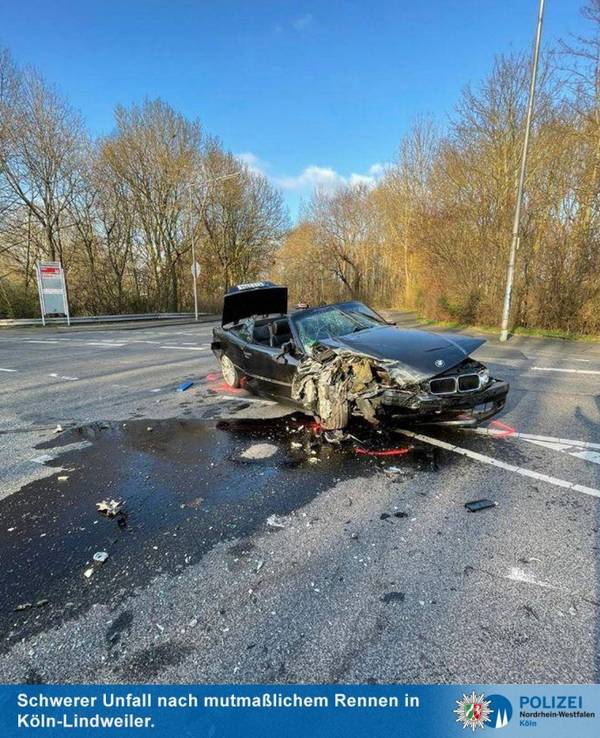 Ein zerstörter BMW liegt alleine auf einer Straße in Köln.