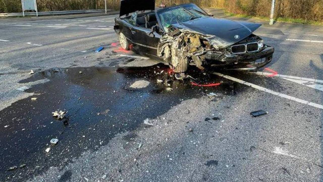 Ein zerstörter BMW liegt alleine auf einer Straße in Köln.