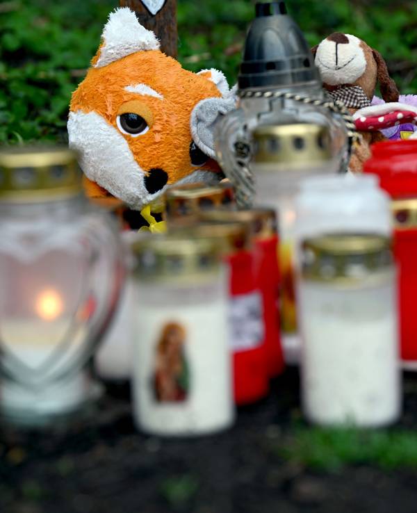 Kerzen und Stofftiere am Fundort eines getöteten Babys.