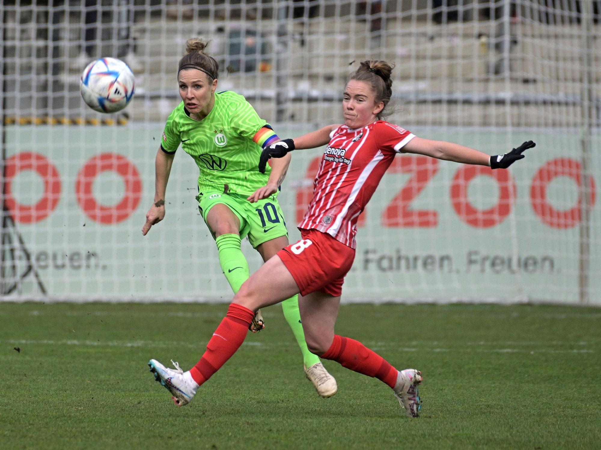 Svenja Huth im Zweikampf mit Lisa Kolb.