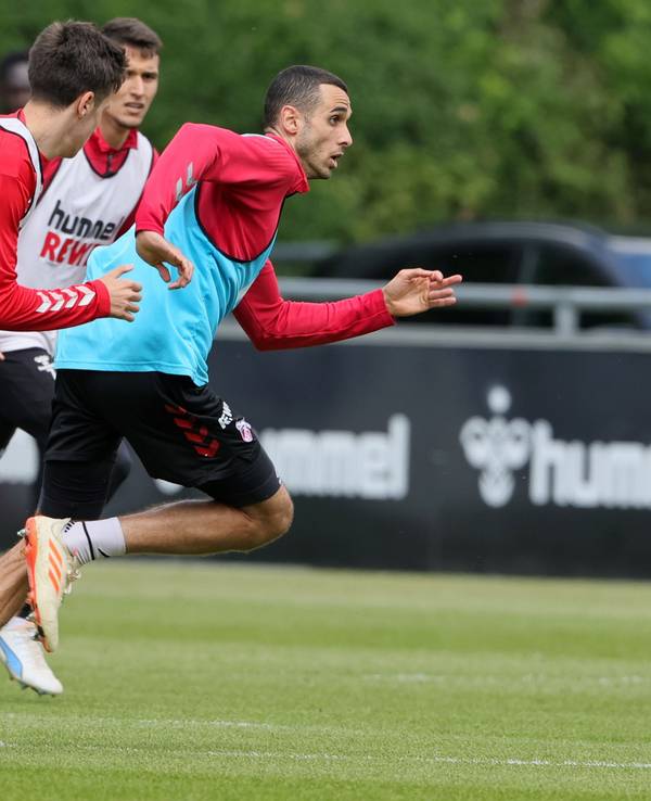 Ellyes Skhiri im Laufduell mit Denis Huseinbasic.