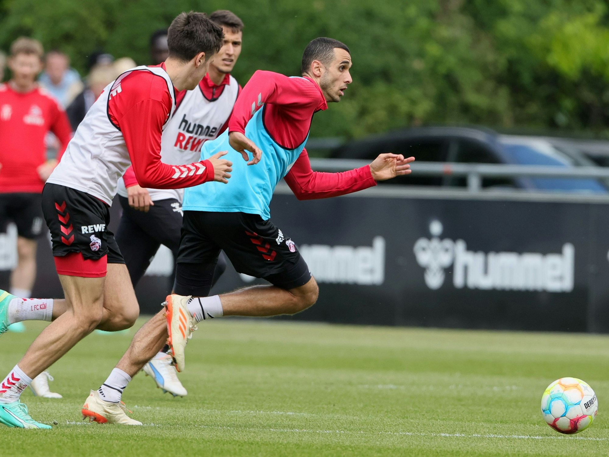 Ellyes Skhiri im Laufduell mit Denis Huseinbasic.