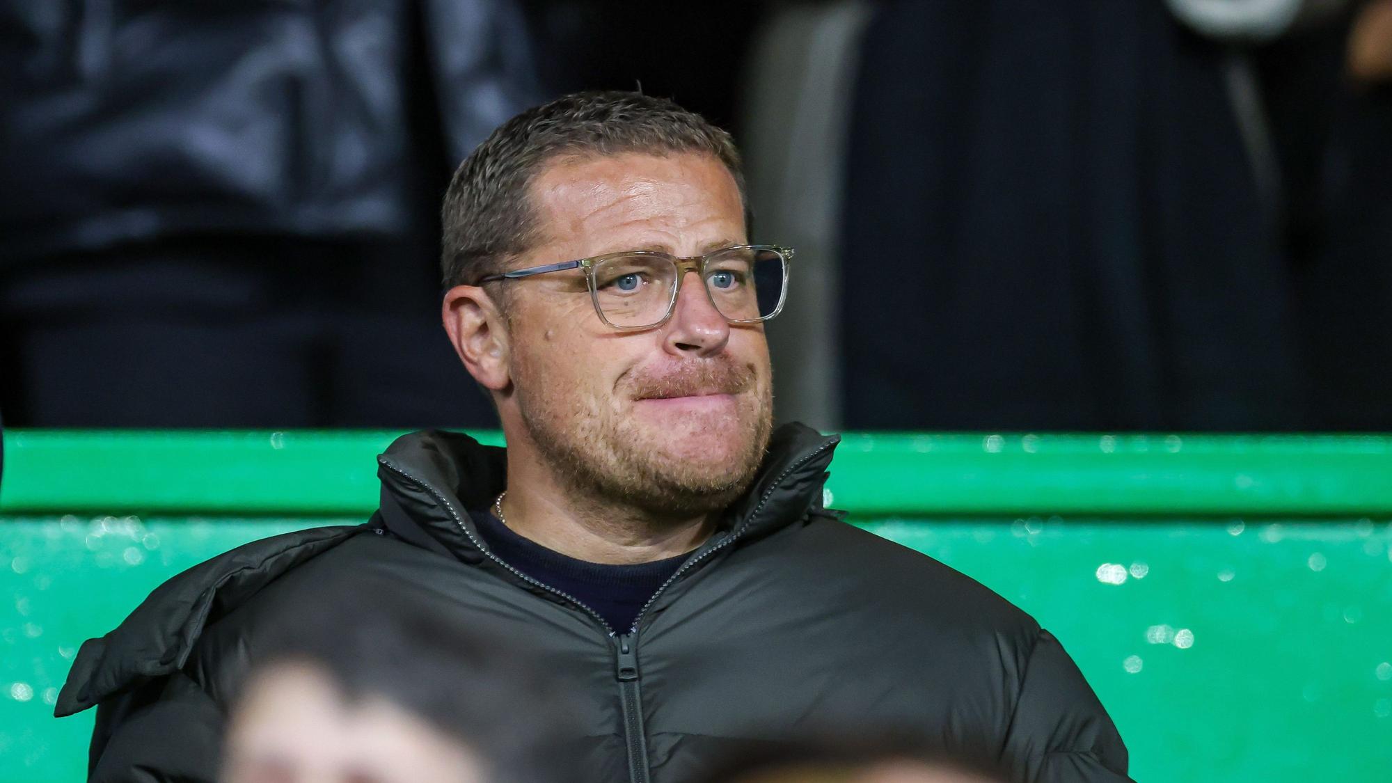 Leipzigs Sportdirektor Max Eberl sitzt im Celtic Park auf der Tribüne