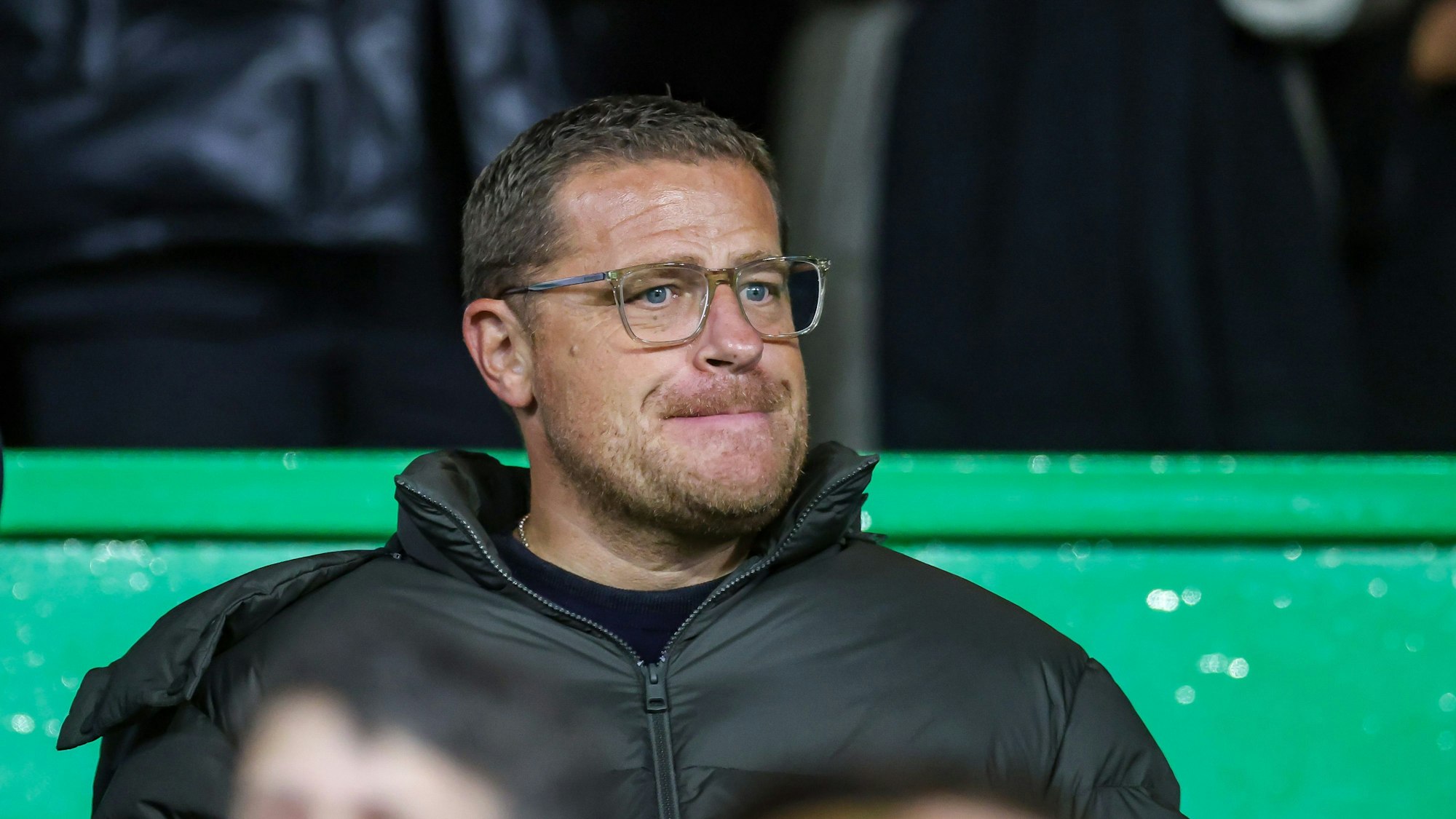 Leipzigs Sportdirektor Max Eberl sitzt im Celtic Park auf der Tribüne