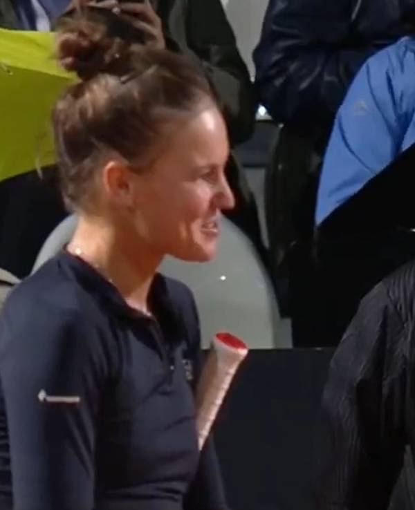 Weronika Kudermetowa diskutiert beim WTA-Turnier in Rom mit dem Schiedsrichter. Im Hintergrund ist der Linienrichter zu sehen.