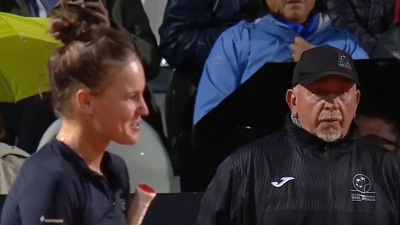 Weronika Kudermetowa diskutiert beim WTA-Turnier in Rom mit dem Schiedsrichter. Im Hintergrund ist der Linienrichter zu sehen.