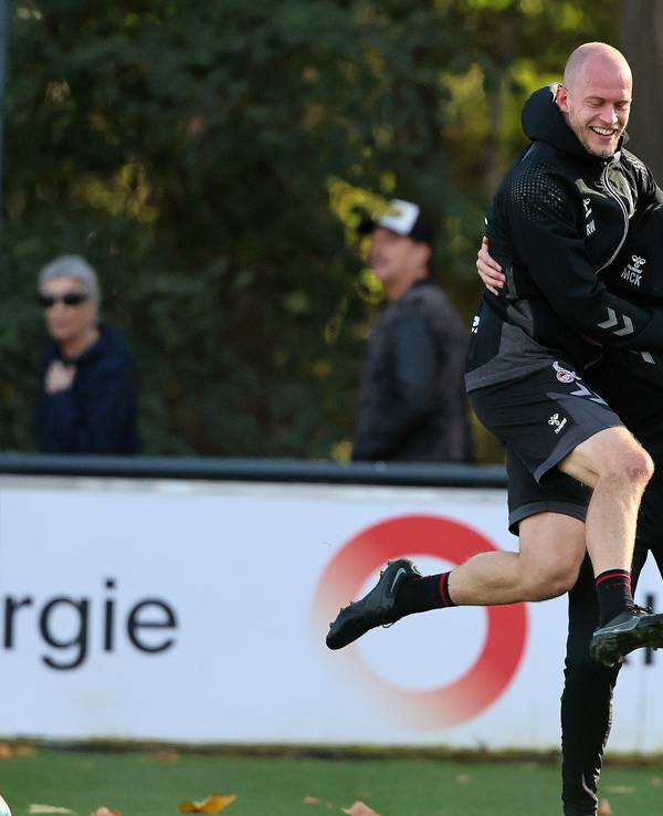 Rene Wagner und Kevin McKenna albern im Training herum.