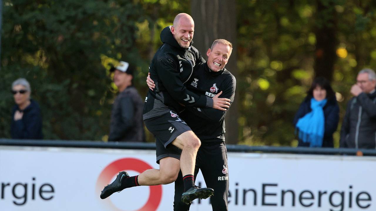 Rene Wagner und Kevin McKenna albern im Training herum.