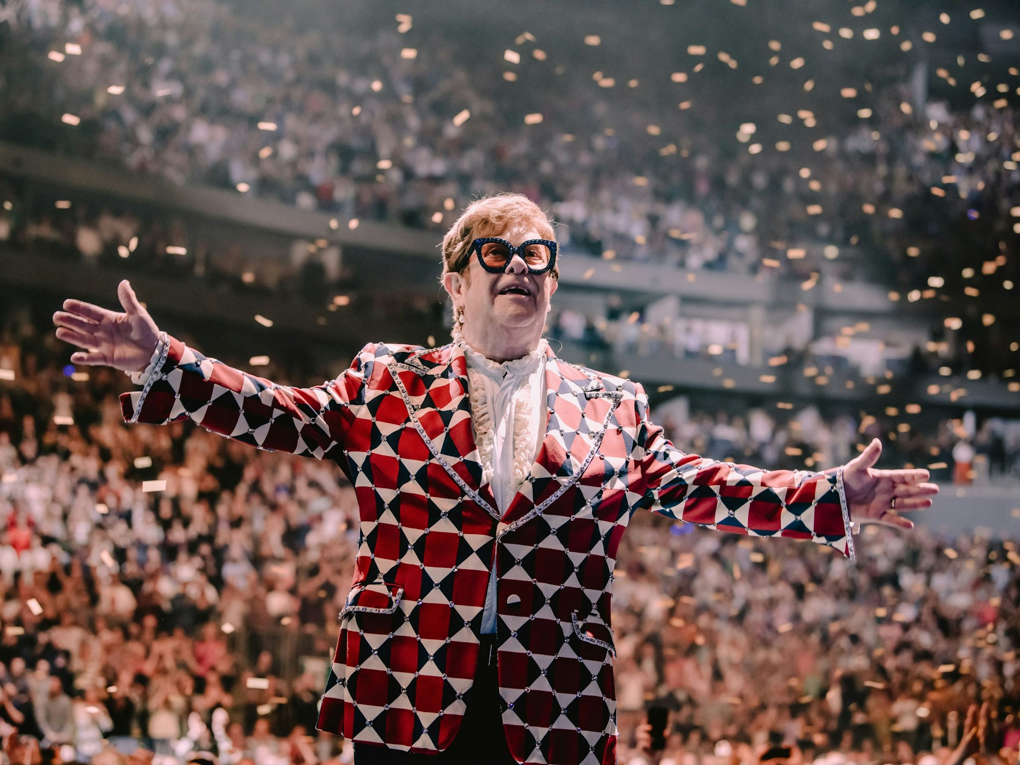 Elton John steht beim Konzert in Köln auf der Bühne.
