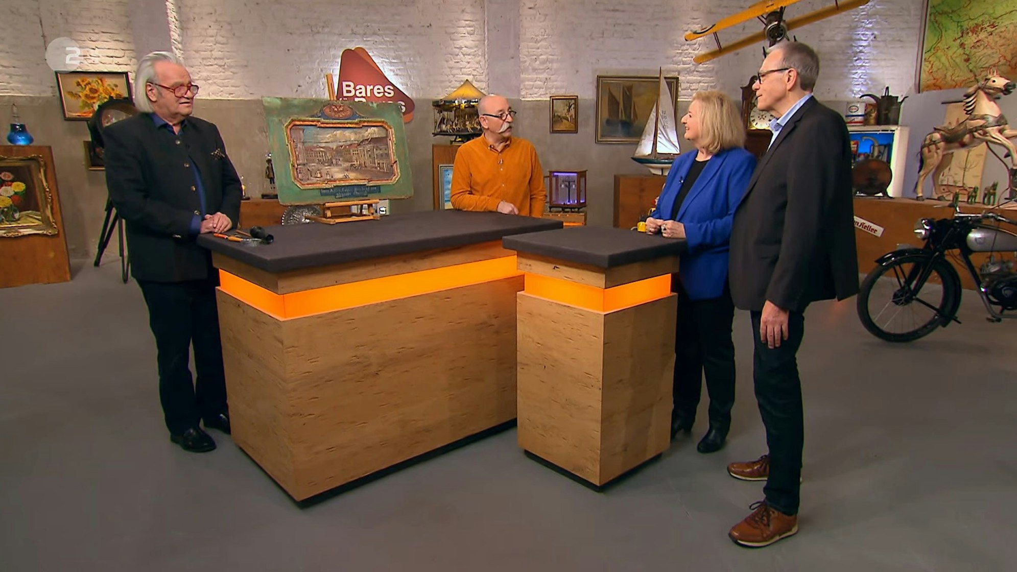 Doris und Rudi Dobrinski, hier mit Albert Meier (l.) und Horst Lichter (M.) bei „Bares für Rares“