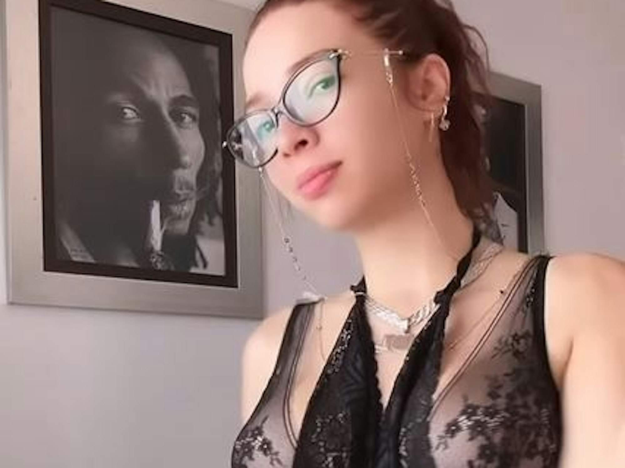 Cibelly Ferreira macht ein TikTok-Video.