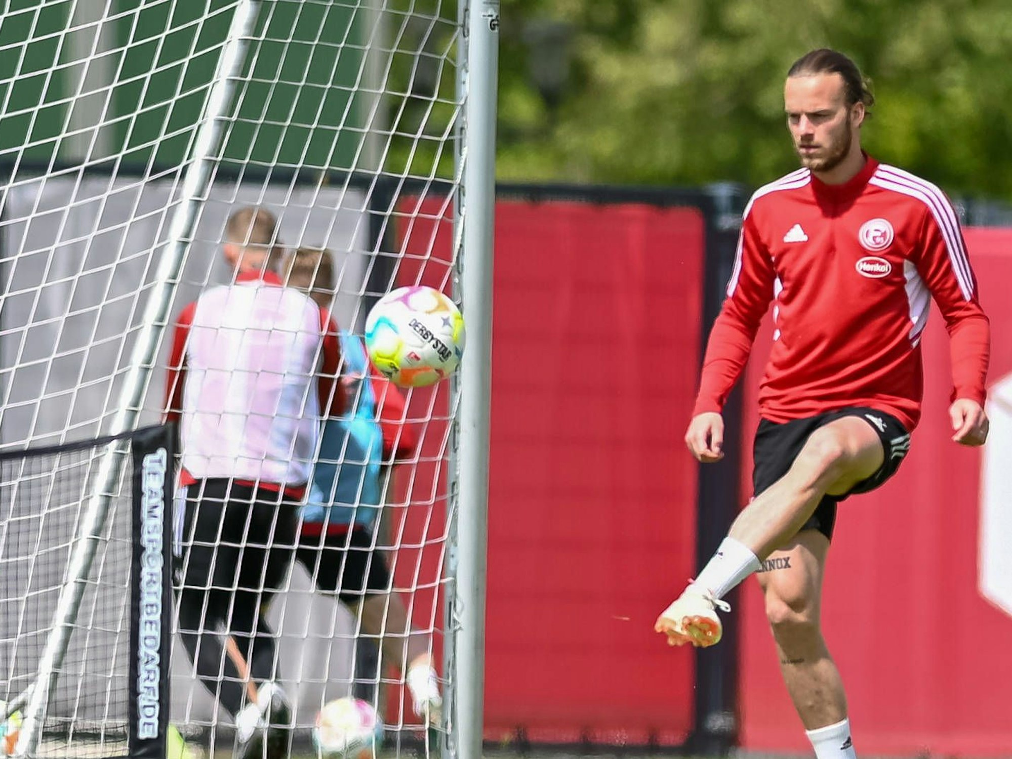 Jorrit Hendrix beim Fußball-Golf im Training von Fortuna Düsseldorf.