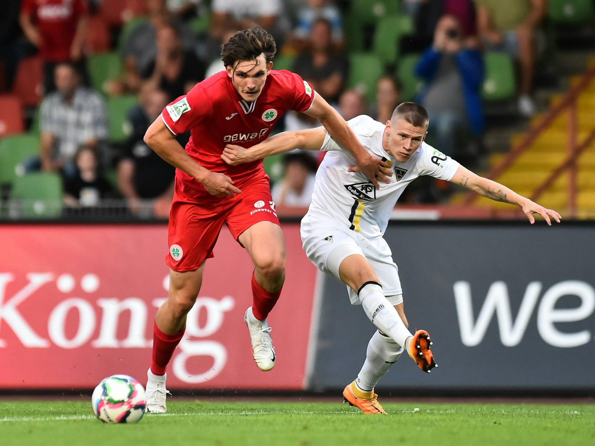 Rot-Weiß Oberhausens Kilian Skolik im Zweikampf mit Aachens Sebastian Schmitt.