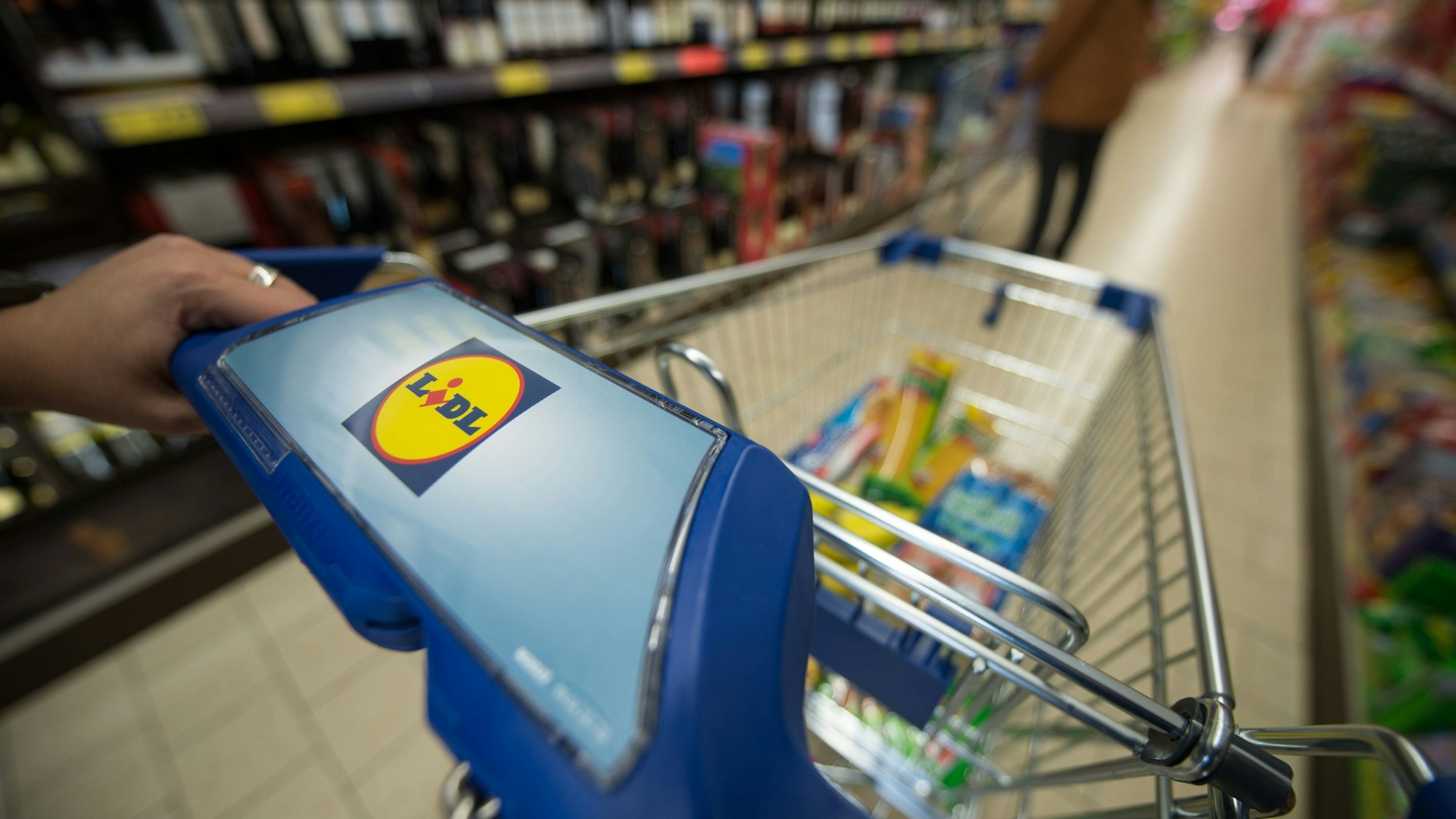 Unser Symbolbild zeigt einen Einkaufswagen in einer Lidl-Filiale (2015).