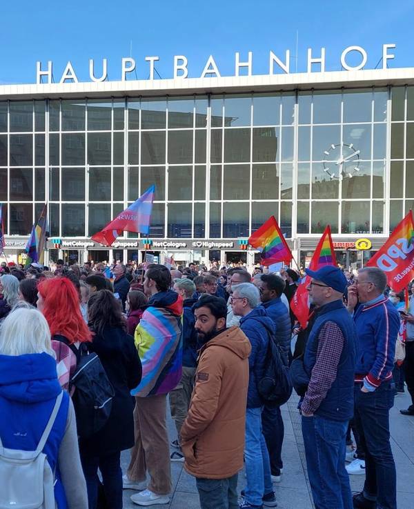 Rund 200 Menschen waren Mittwoch bei der Demo gegen Queerfeindlichkeit am Kölner Hauptbahnhof vor Ort.