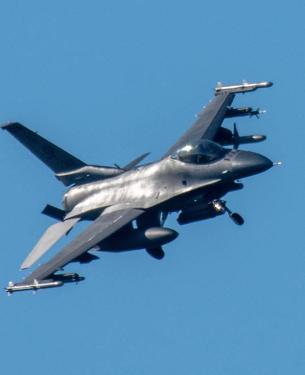Ein Kampfflugzeug vom Typ F-16 im Landeanflug auf den US-Militärflugplatz Spangdahlem in der Eifel. Das Foto wurde am 7. Februar 2023 aufgenommen.