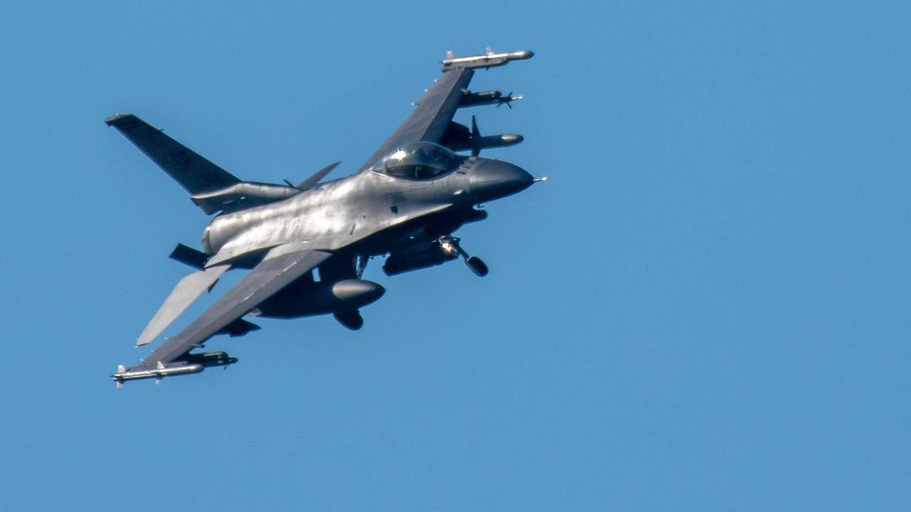 Ein Kampfflugzeug vom Typ F-16 im Landeanflug auf den US-Militärflugplatz Spangdahlem in der Eifel. Das Foto wurde am 7. Februar 2023 aufgenommen.