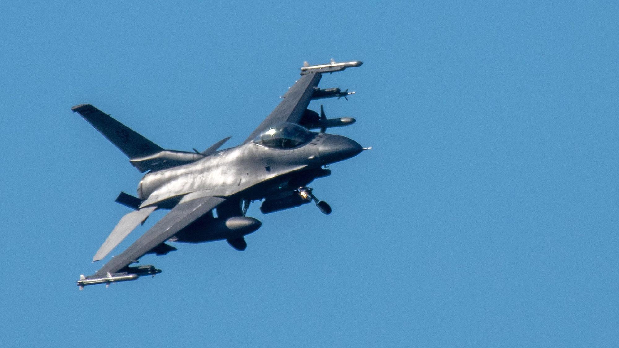 Ein Kampfflugzeug vom Typ F-16 im Landeanflug auf den US-Militärflugplatz Spangdahlem in der Eifel. Das Foto wurde am 7. Februar 2023 aufgenommen.