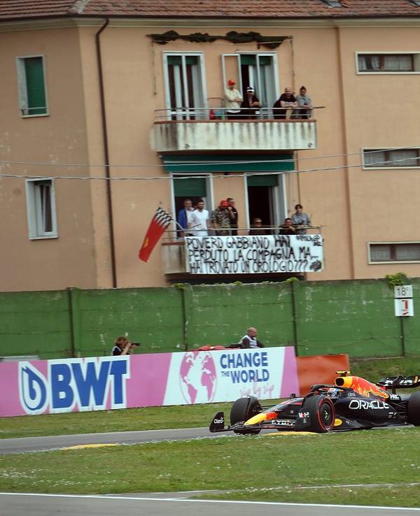 Red-Bull-Pilot Sergio Perez fährt mit seinem Auto auf der Strecke in Emilia-Romagna.