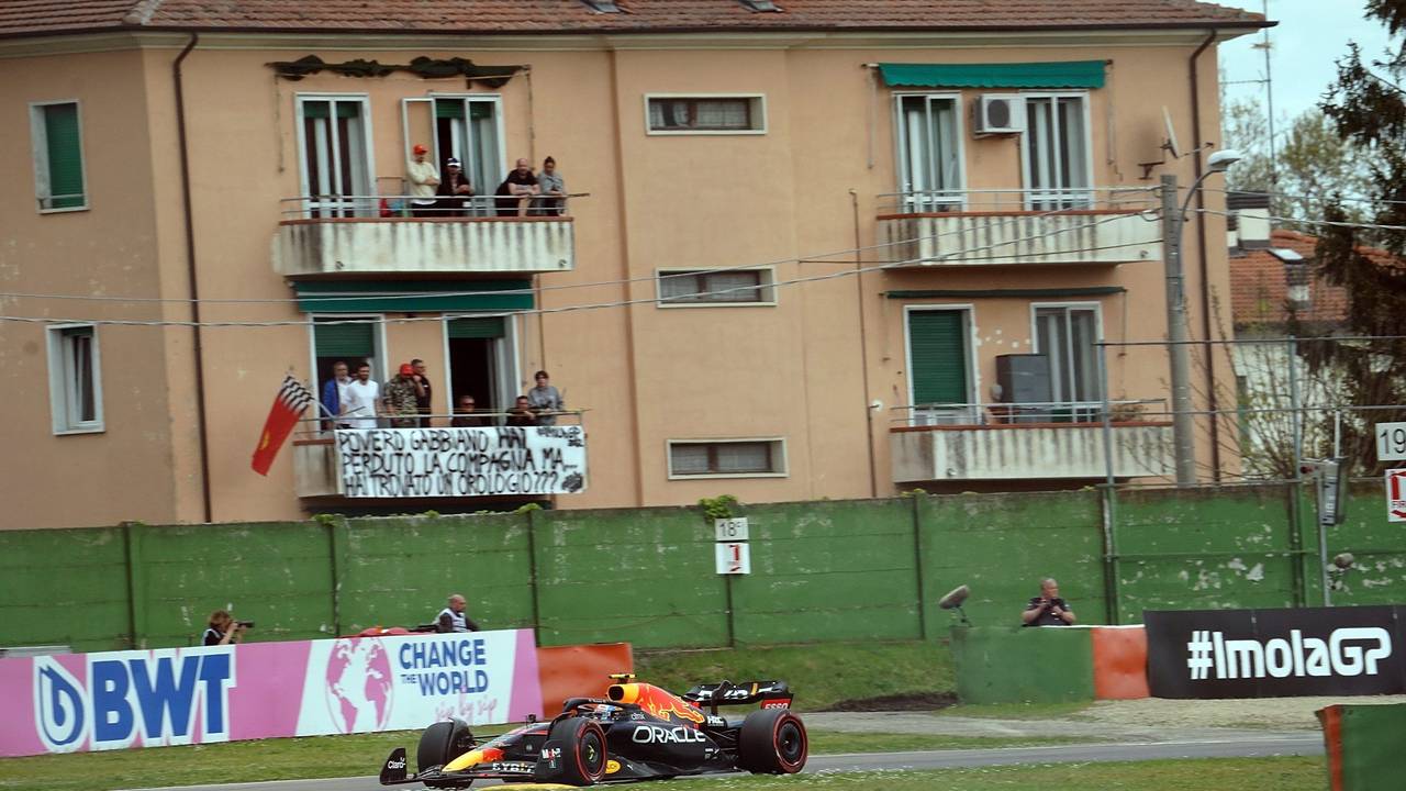 Red-Bull-Pilot Sergio Perez fährt mit seinem Auto auf der Strecke in Emilia-Romagna.