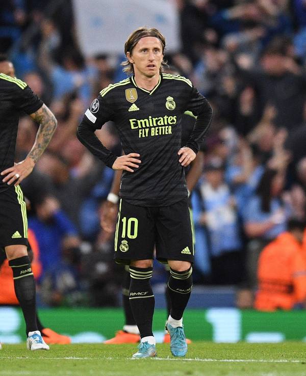Real Madrids Toni Kroos (l) und Luka Modric reagieren enttäuscht.