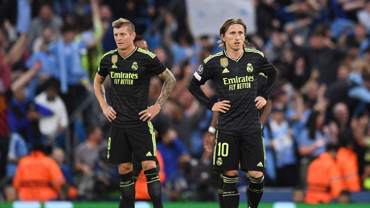 Real Madrids Toni Kroos (l) und Luka Modric reagieren enttäuscht.
