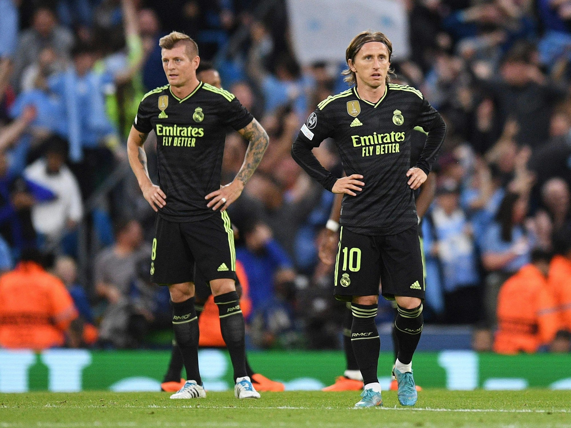 Real Madrids Toni Kroos (l) und Luka Modric reagieren enttäuscht.