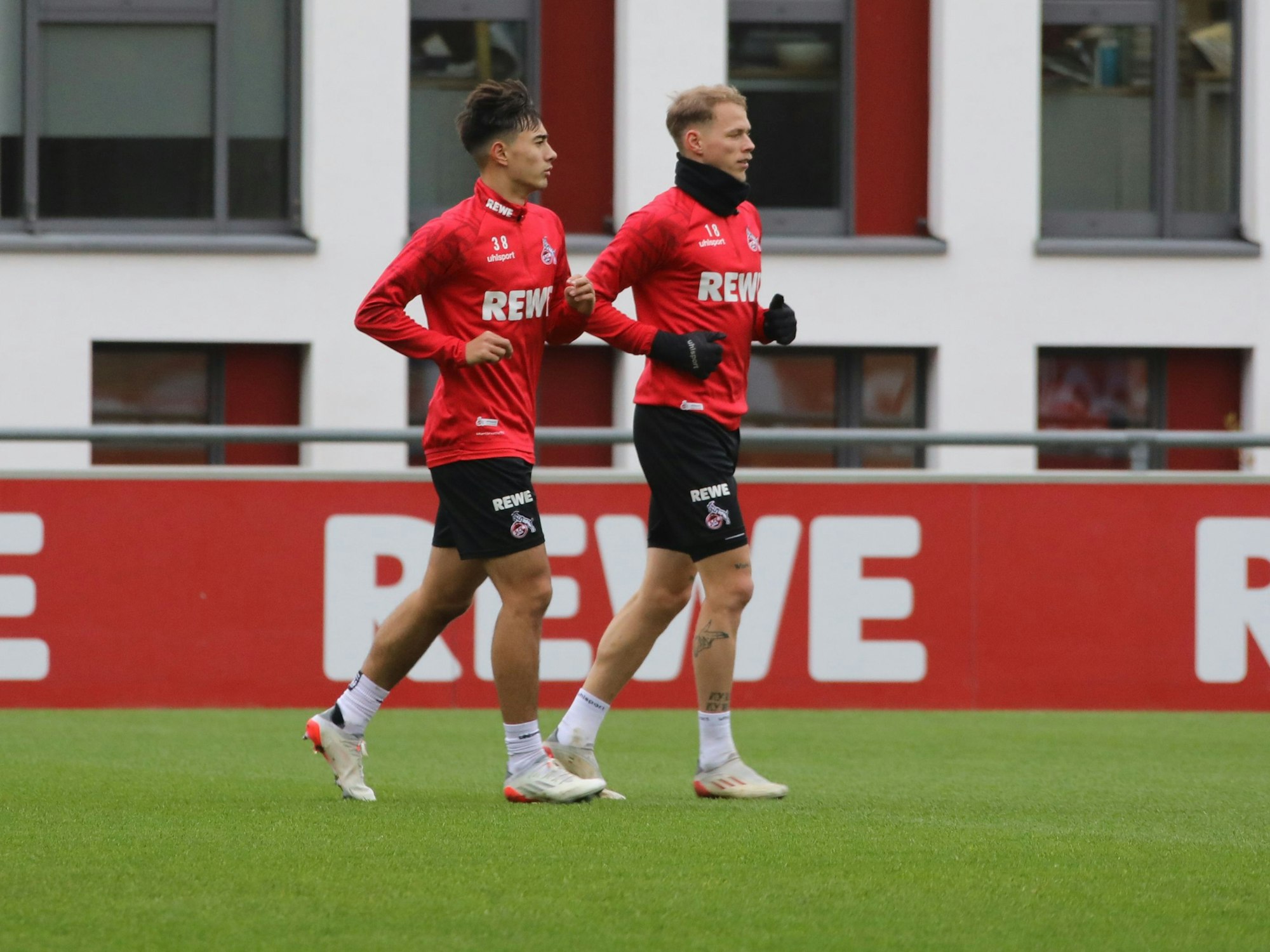 Jens Castrop und Ondrej Duda laufen am Geißbockheim.