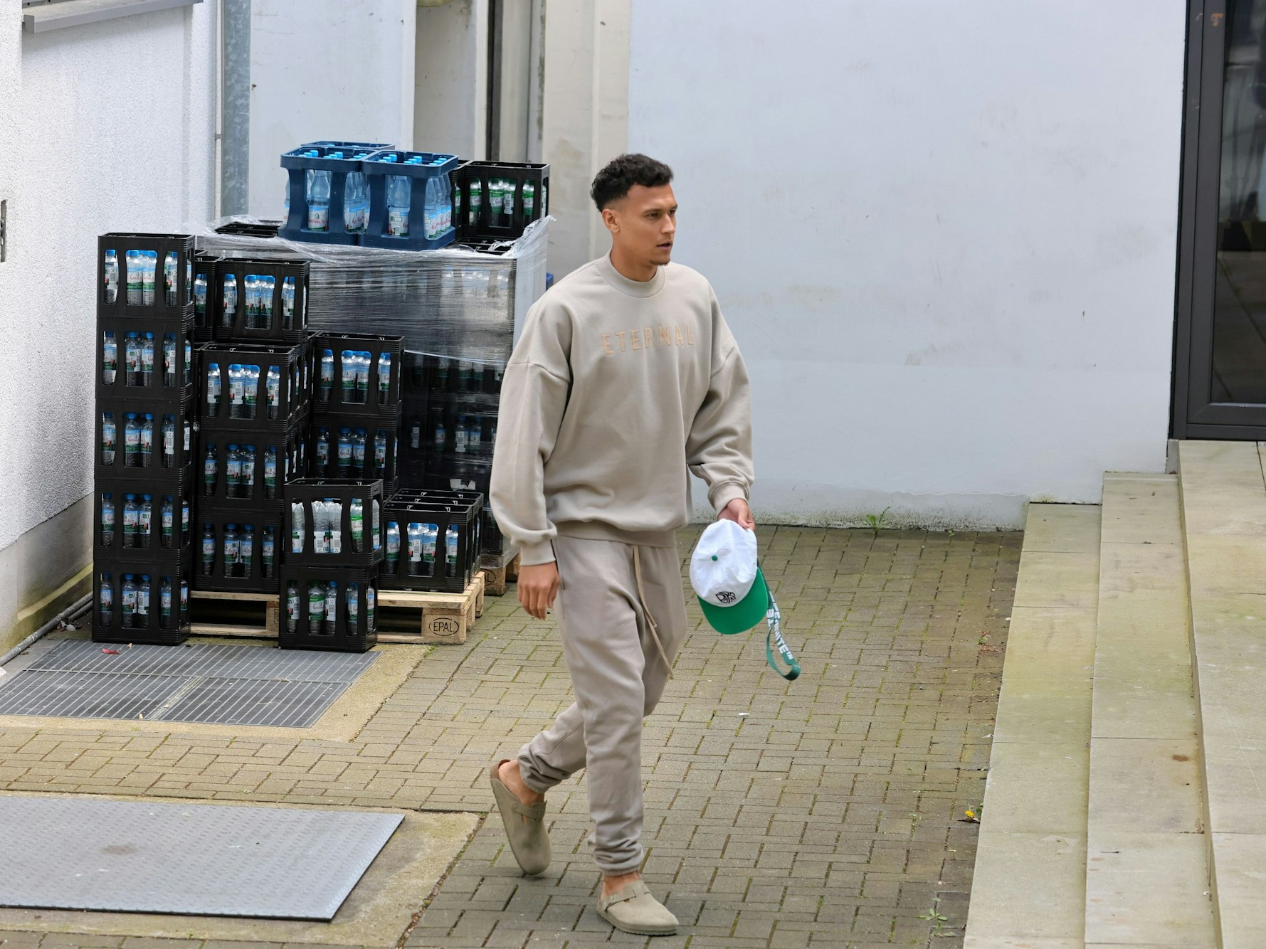 Davie Selke läuft in privaten Klamotten am Geißbockheim rum.