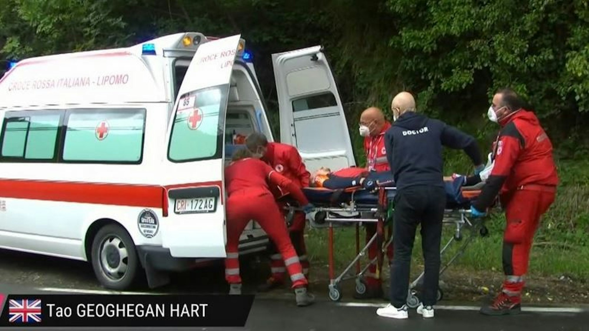 Tao Geoghegan Hart muss beim Giro aufgeben nach einem schweren Sturz.