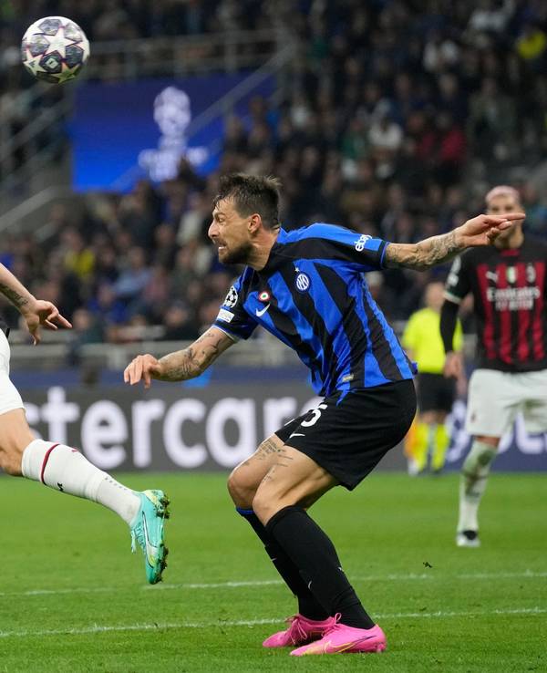 Francesco Acerbi im Duell mit Olivier Giroud.