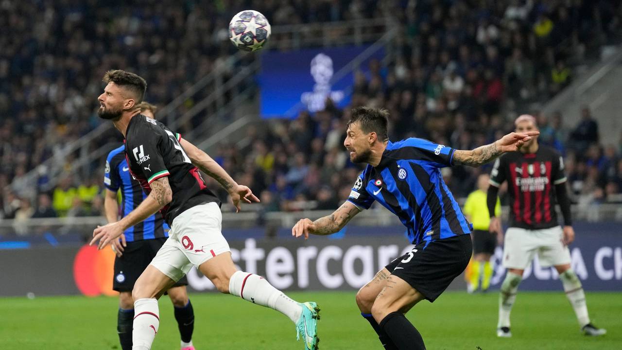 Francesco Acerbi im Duell mit Olivier Giroud.