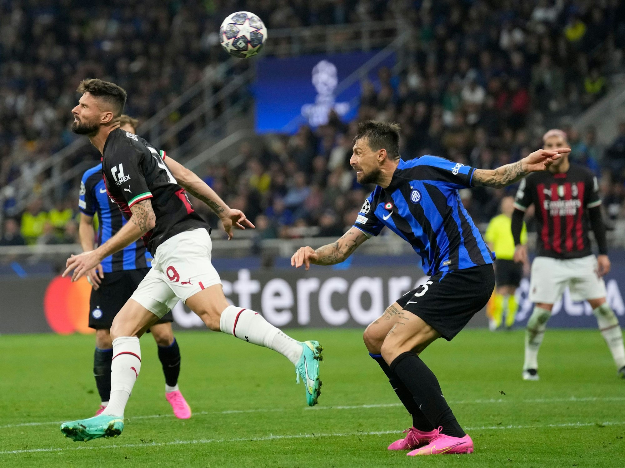 Francesco Acerbi im Duell mit Olivier Giroud.