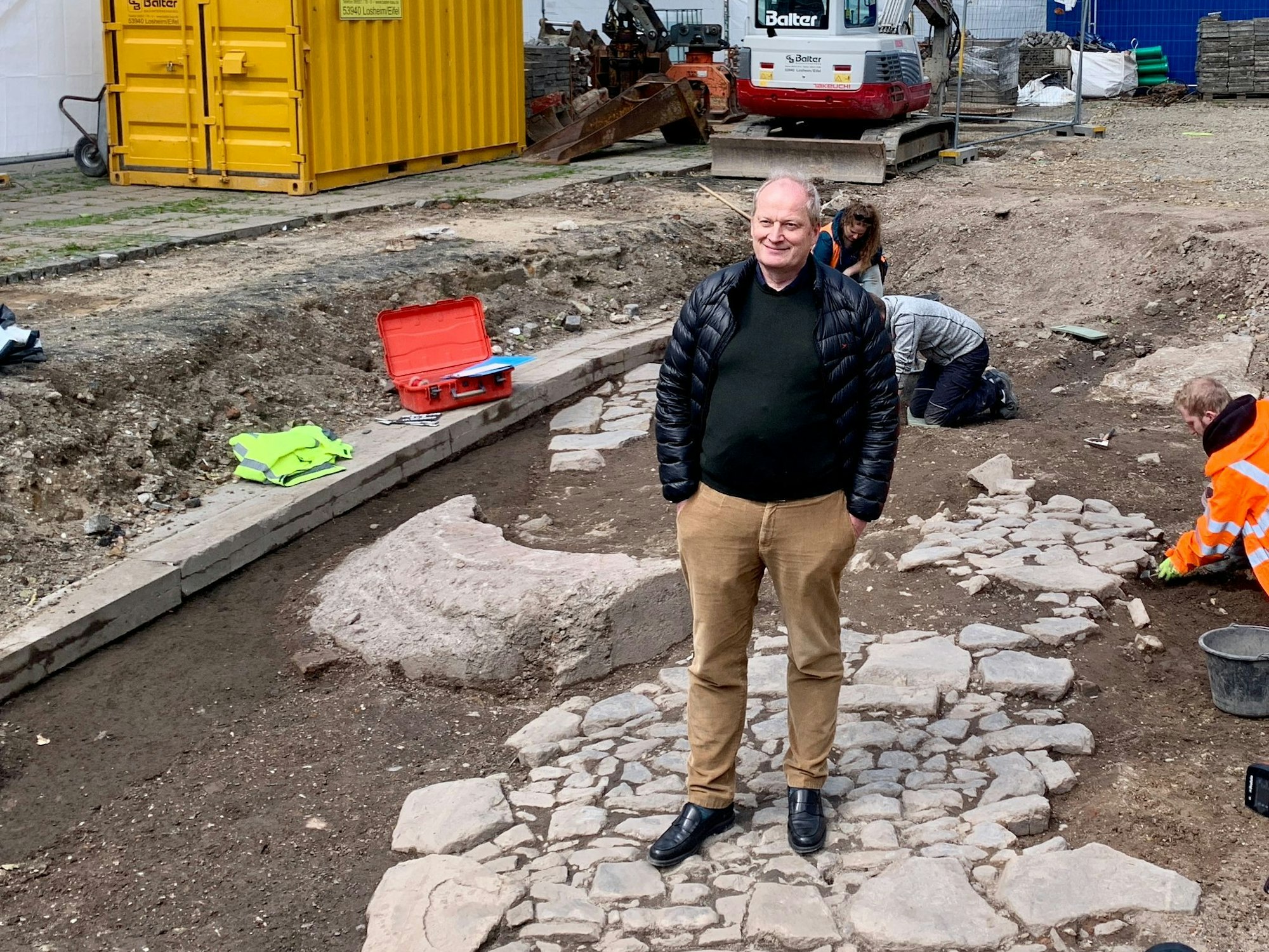 Prof. Dr. Marcus Trier, Direktor des Römisch-Germanischen Museums, steht auf der entdeckten Straße in der Baustelle am Neumarkt.
