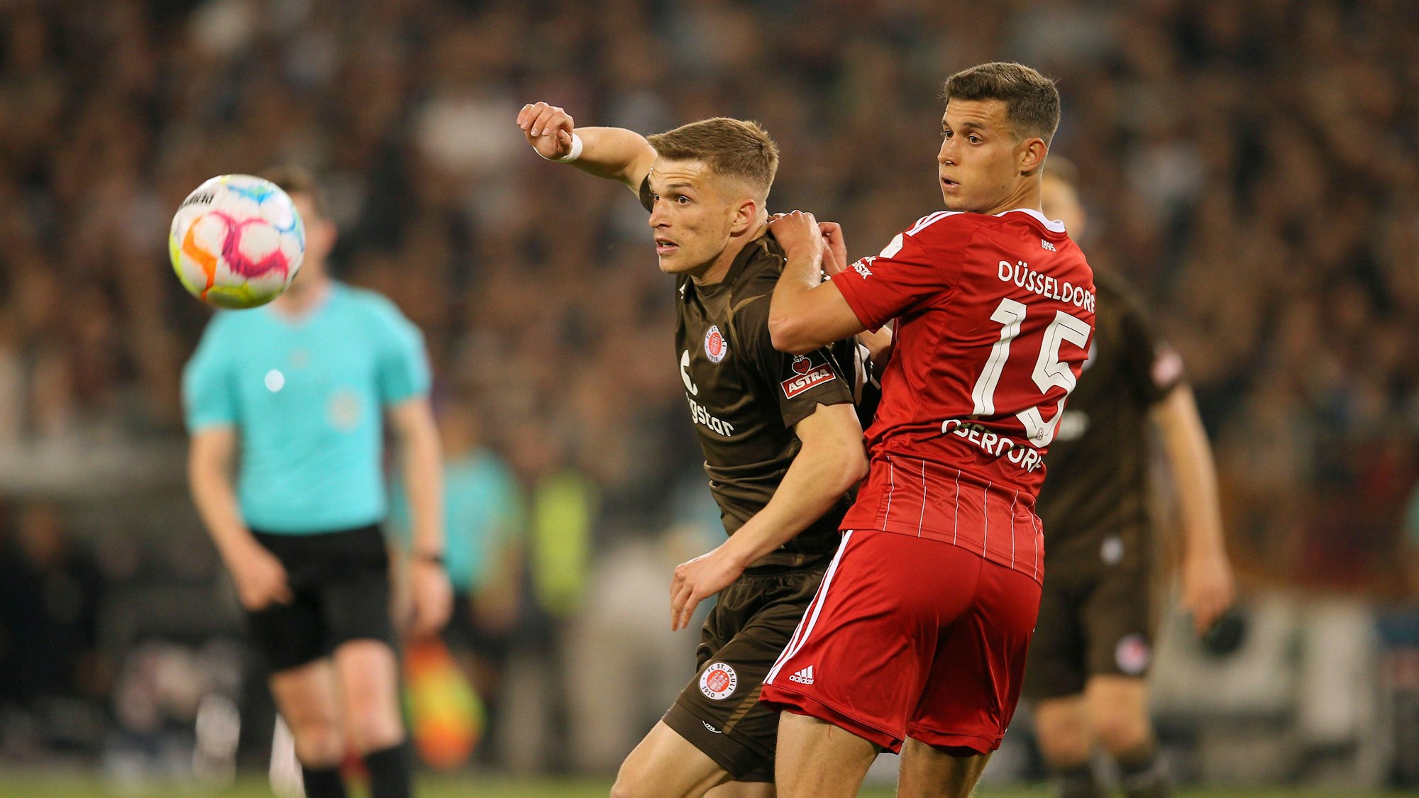 Fortuna Düsseldorfs Tim Oberdorf und St. Paulis David Otto kämpfen um den Ball.