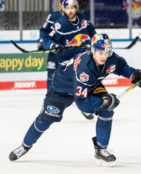 Elias Lindner im Trikot von Red Bull München.